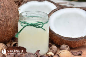 Olej kokosowy – co to jest, skąd się bierze i dlaczego działa?