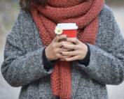 Zimne dłonie i stopy: co naprawdę może stać za ciągłym marznięciem?