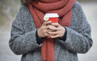 Zimne dłonie i stopy: co naprawdę może stać za ciągłym marznięciem?